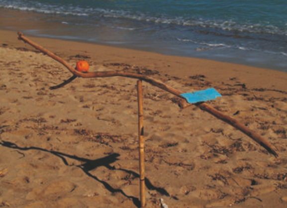 Installation Waage am Strand